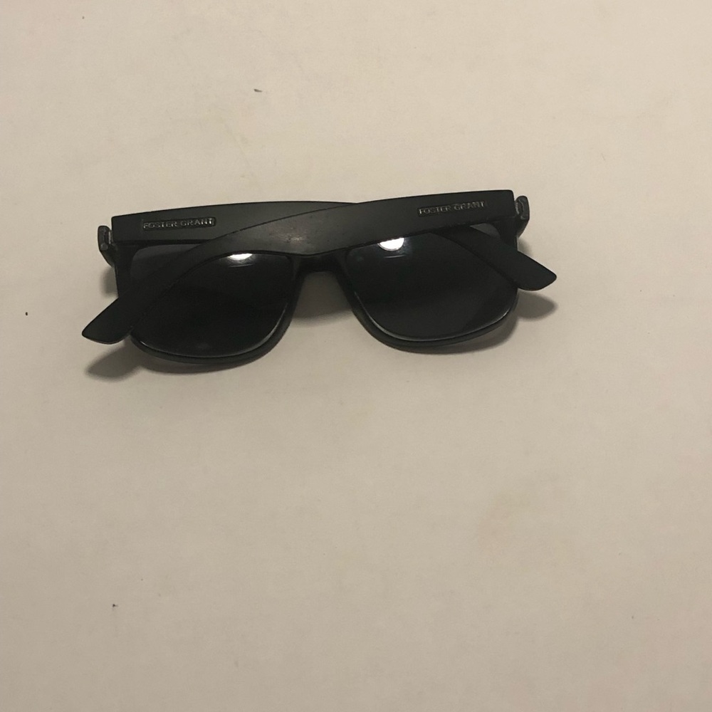 Foster Grant Classic Black Sunglasses - Picture 2 of 7
